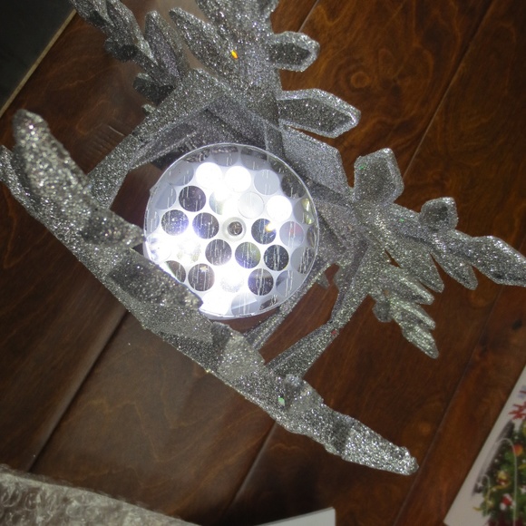 Christmas Tree Topper Snowflake With Built in LED Snowflake Projector Lights 9.6 - Picture 4 of 5